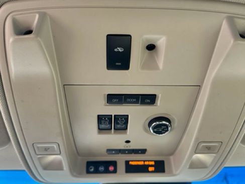 Used 2017 Cadillac Escalade Luxury AWD/4WD image 17