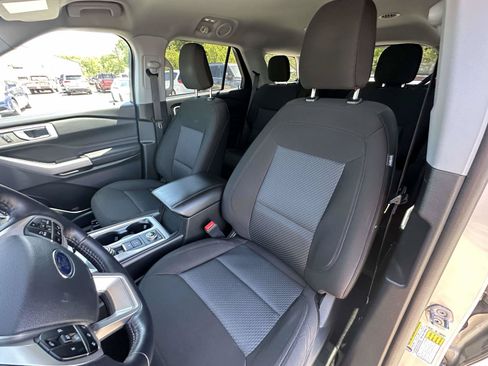Used 2023 Ford Explorer XLT AWD/4WD image 16