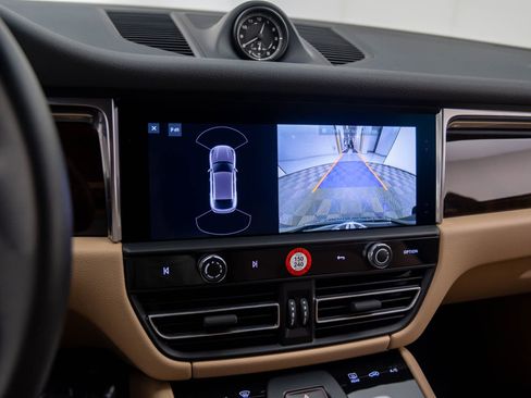 Certified 2025 Porsche Macan image 27