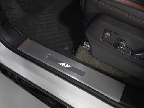 Used 2022 Bentley Bentayga AWD/4WD image 37