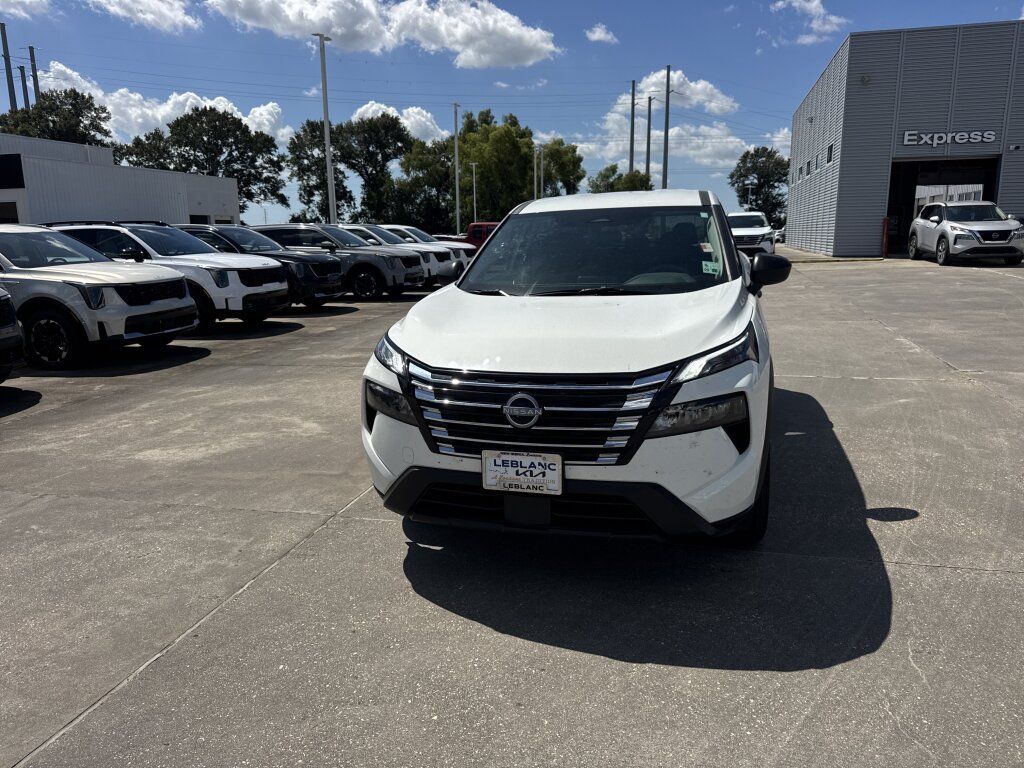 Used 2025 Nissan Rogue S FWD image 2