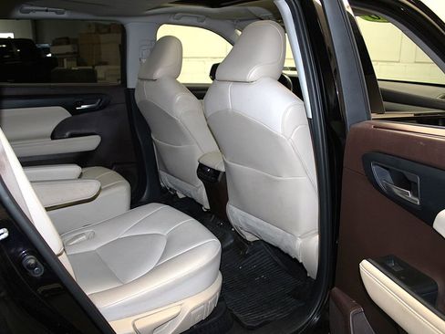 Used 2020 Toyota Highlander XLE AWD/4WD image 33