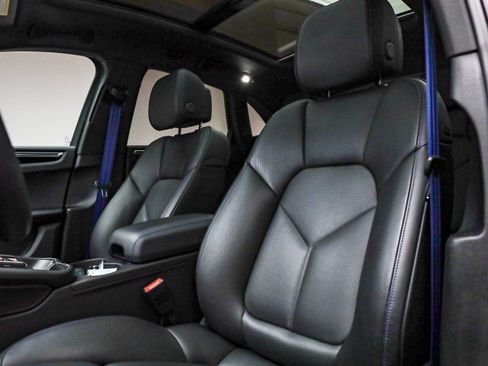Certified 2025 Porsche Macan AWD/4WD image 5