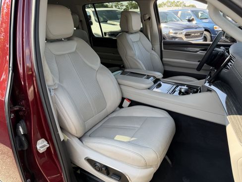 Used 2022 Jeep Wagoneer Series II AWD/4WD image 36