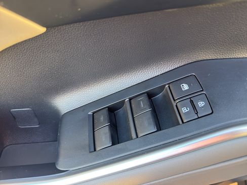 Used 2022 Toyota Highlander XLE AWD/4WD image 12