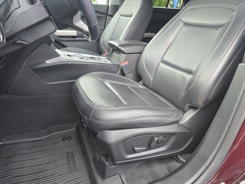Used 2023 Ford Explorer XLT w/ Equipment Group 202A AWD/4WD image 39