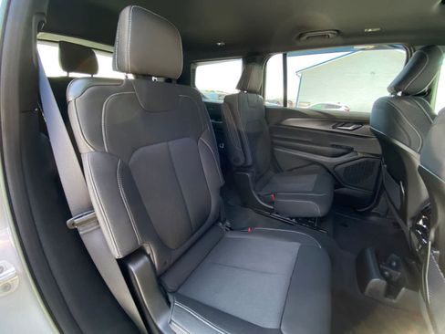 Used 2025 Jeep Grand Cherokee L Laredo image 19