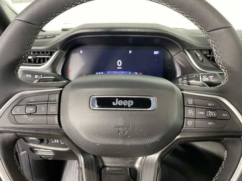 Used 2025 Jeep Grand Cherokee Altitude AWD/4WD image 14