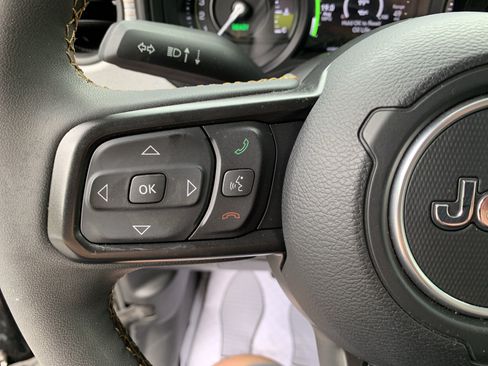 Used 2024 Jeep Wrangler Unlimited w/ Convenience Group AWD/4WD image 19