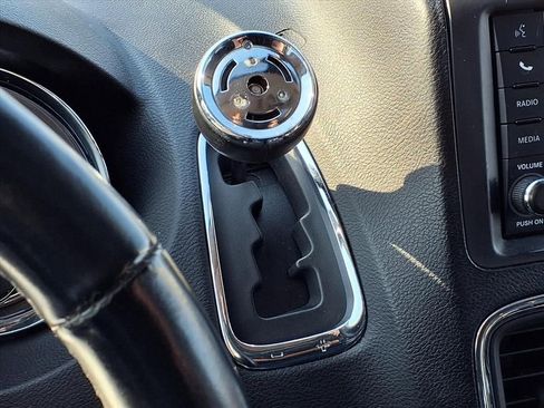 Used 2016 Chrysler Town & Country Touring-L image 20