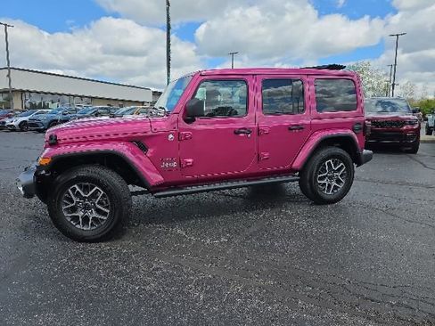 Used 2024 Jeep Wrangler Unlimited Sahara w/ Technology Group AWD/4WD image 3