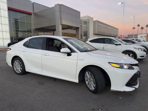 Used 2018 Toyota Camry LE image 12