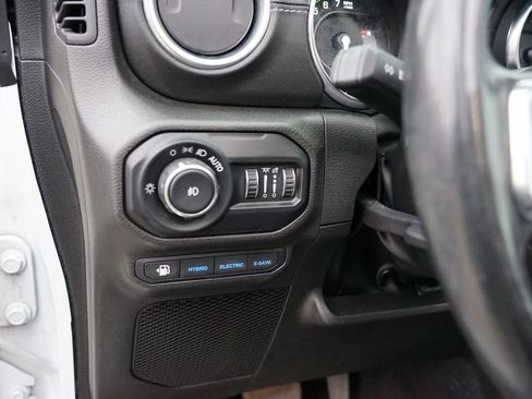 Used 2022 Jeep Wrangler Unlimited Sahara w/ Cold Weather Group image 17