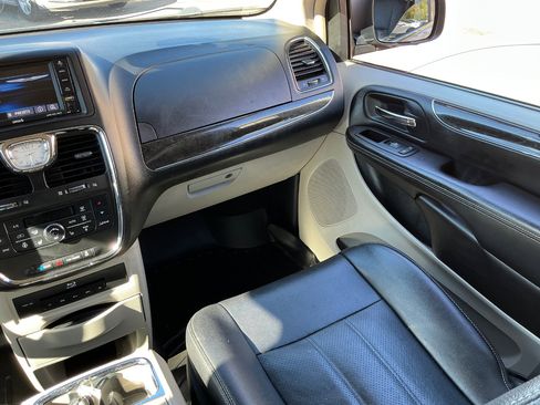 Used 2013 Chrysler Town & Country Touring-L w/ Driver Convenience Group image 19