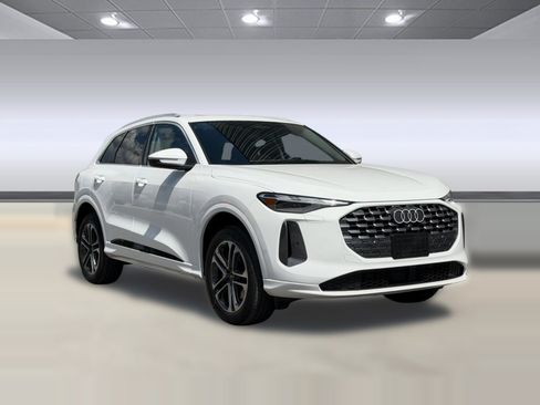 Certified 2025 Audi Q5 Premium w/ Convenience Package AWD/4WD image 6