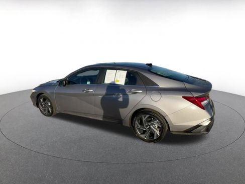 Used 2025 Hyundai Elantra Limited image 10