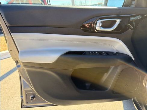 Used 2024 Jeep Compass Limited image 12