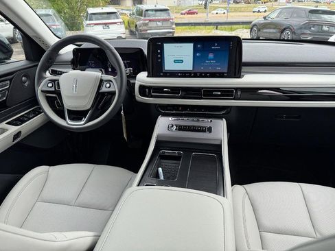 New 2025 Lincoln Aviator AWD w/ Jet Appearance Package image 14