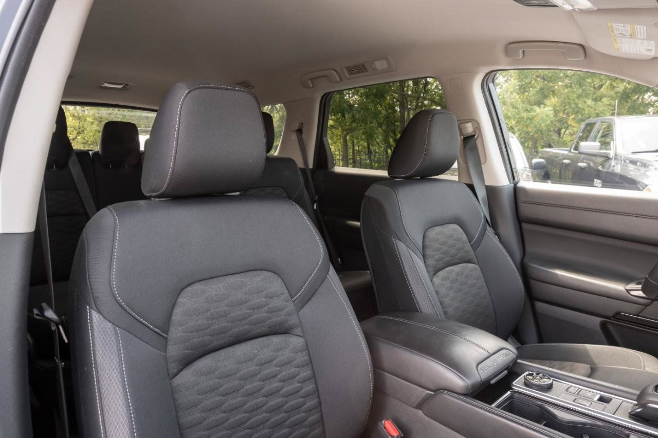Used 2024 Nissan Pathfinder SV w/ Black Appearance Package AWD/4WD image 35