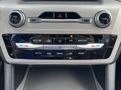 Used 2023 Ford Explorer XLT w/ Equipment Group 202A image 5