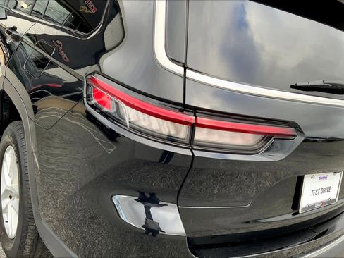 Used 2023 Jeep Grand Cherokee L Laredo image 25