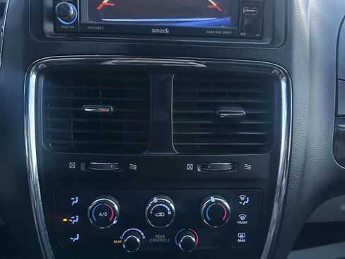 Used 2020 Dodge Grand Caravan SXT image 9