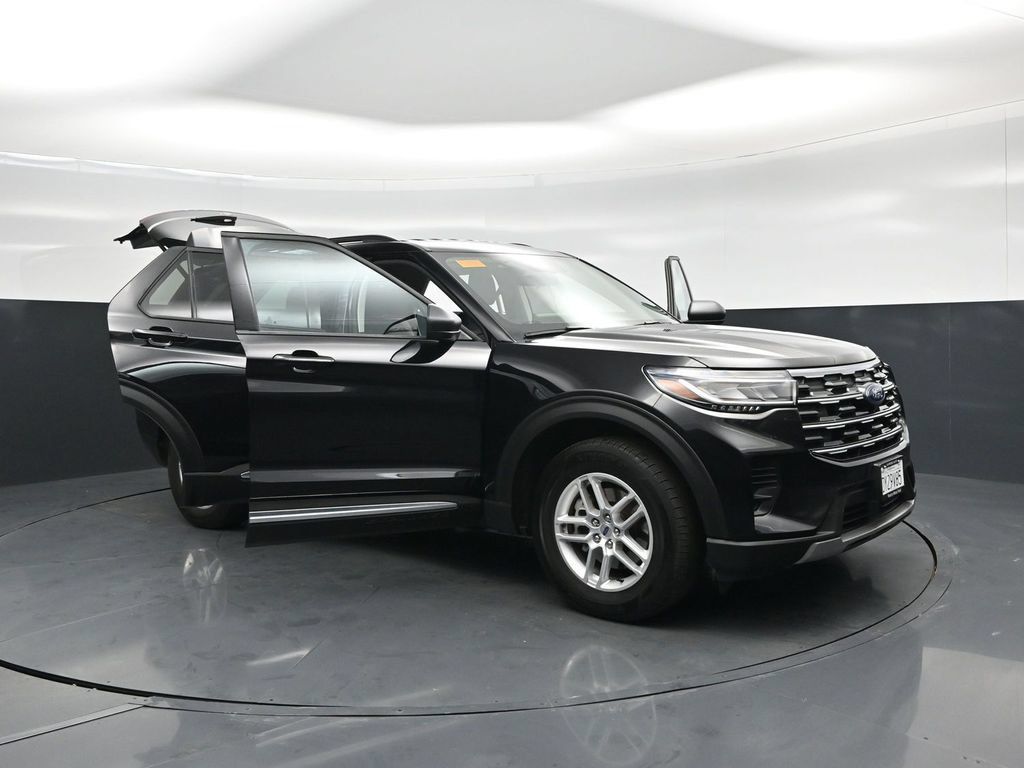 Used 2025 Ford Explorer Active AWD/4WD image 32