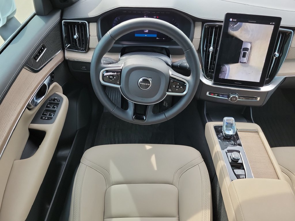 Used 2026 Volvo XC90 B5 Plus w/ Protection Package Premier AWD/4WD image 17