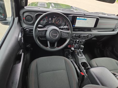 Used 2024 Jeep Wrangler Unlimited Rubicon AWD/4WD image 7