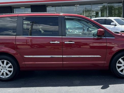 Used 2016 Chrysler Town & Country Touring w/ Driver Convenience Group FWD image 18