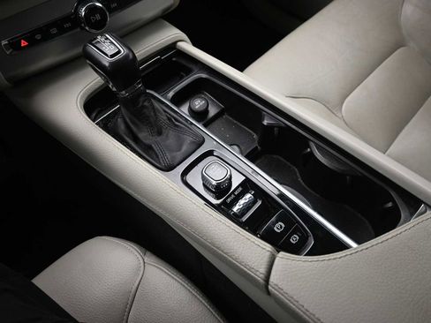 Used 2018 Volvo XC90 T6 Momentum w/ Convenience Package image 35