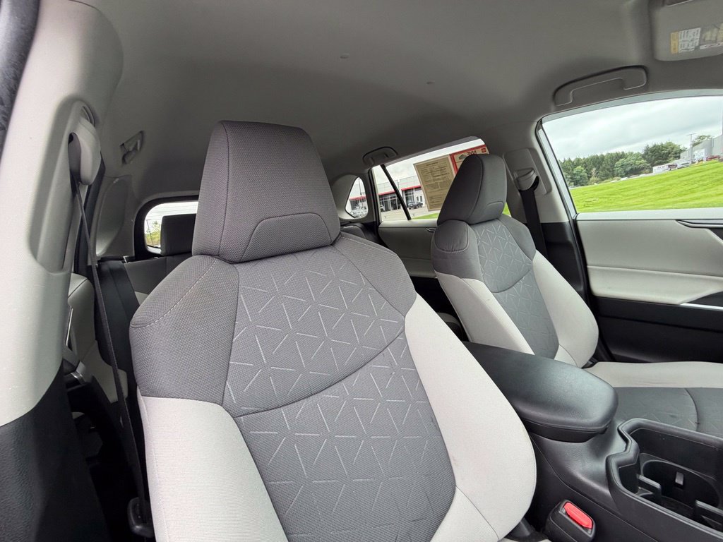 Used 2022 Toyota RAV4 XLE AWD/4WD image 38