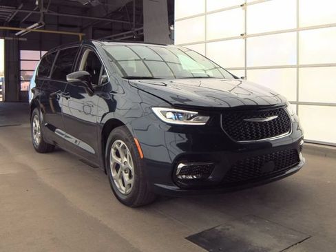 Used 2024 Chrysler Pacifica Limited FWD image 4