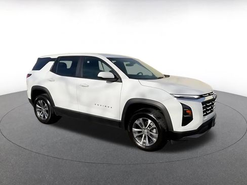 Used 2025 Chevrolet Equinox LT image 2