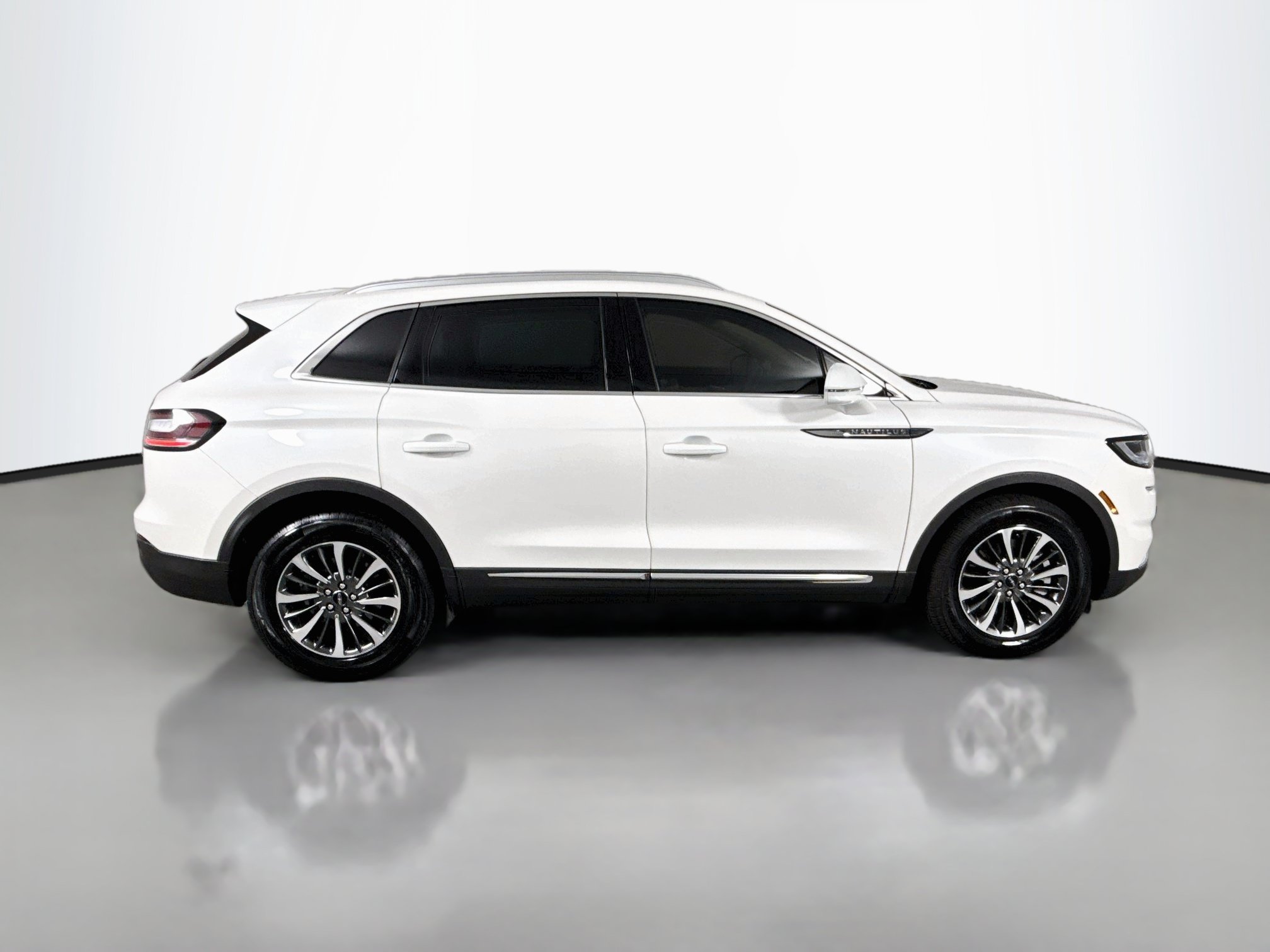 Used 2022 Lincoln Nautilus FWD w/ Premium Package image 8