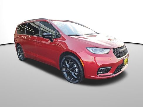 New 2026 Chrysler Pacifica Limited w/ Uconnect Theater Family Group image 8