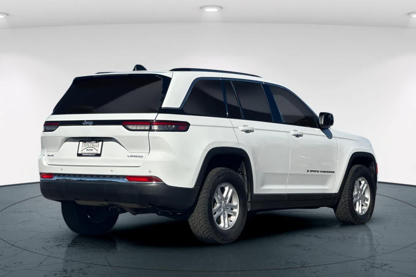 Used 2023 Jeep Grand Cherokee Laredo w/ Trailer Tow Prep Group (B) AWD/4WD image 2