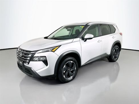 Used 2024 Nissan Rogue SV image 3