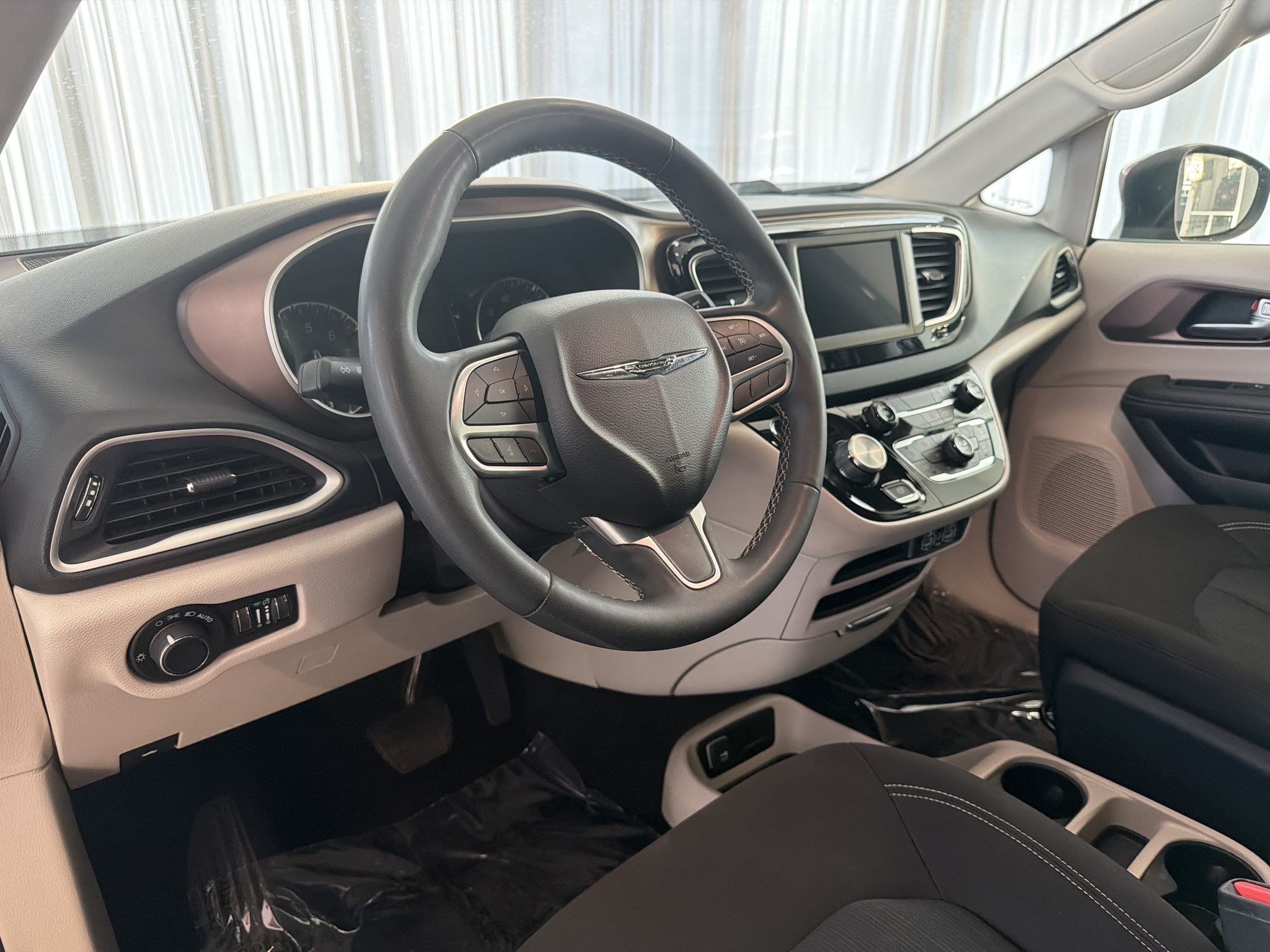 Used 2023 Chrysler Voyager LX FWD image 4