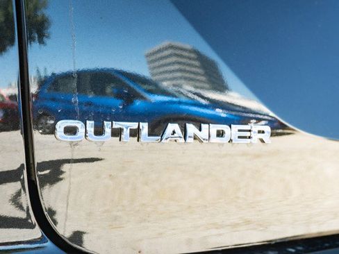 New 2025 Mitsubishi Outlander SE image 4