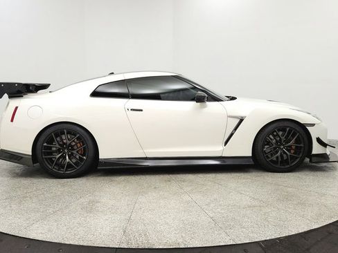 Used 2017 Nissan GT-R Premium w/ Premium Interior Package AWD/4WD image 6