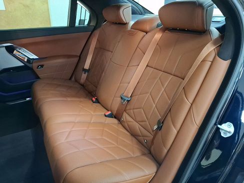 Used 2025 BMW i7 eDrive50 w/ M Sport Package RWD image 8
