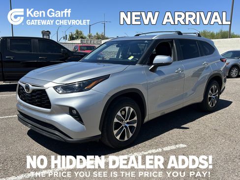 Used 2023 Toyota Highlander XLE FWD image 1
