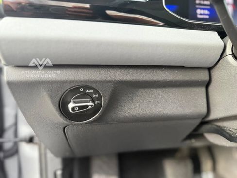 Used 2025 Volkswagen Jetta SE image 11