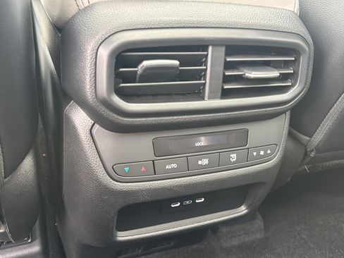 Used 2025 Honda Pilot Touring image 14
