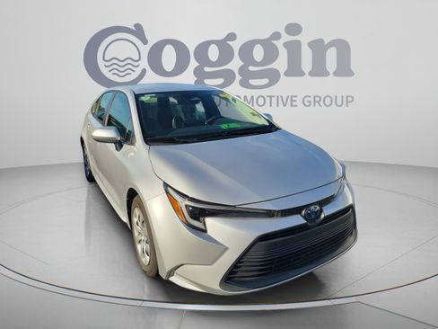 Used 2025 Toyota Corolla LE w/ Convenience Package FWD image 9