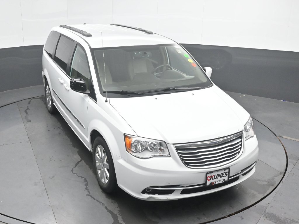 Used 2016 Chrysler Town & Country Touring FWD image 32