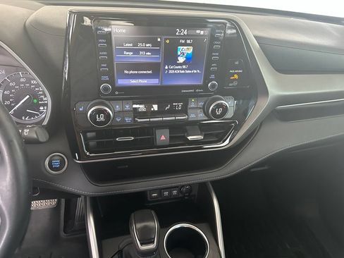 Used 2020 Toyota Highlander XLE FWD image 23