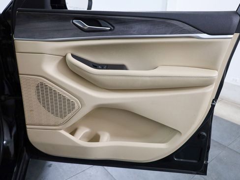 Used 2024 Jeep Grand Cherokee Limited w/ Black Appearance Package image 19