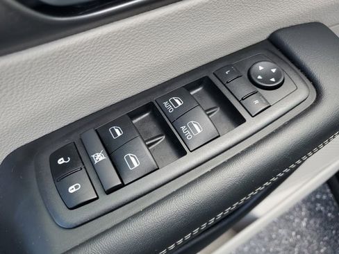 Used 2024 Chrysler Pacifica Select image 15